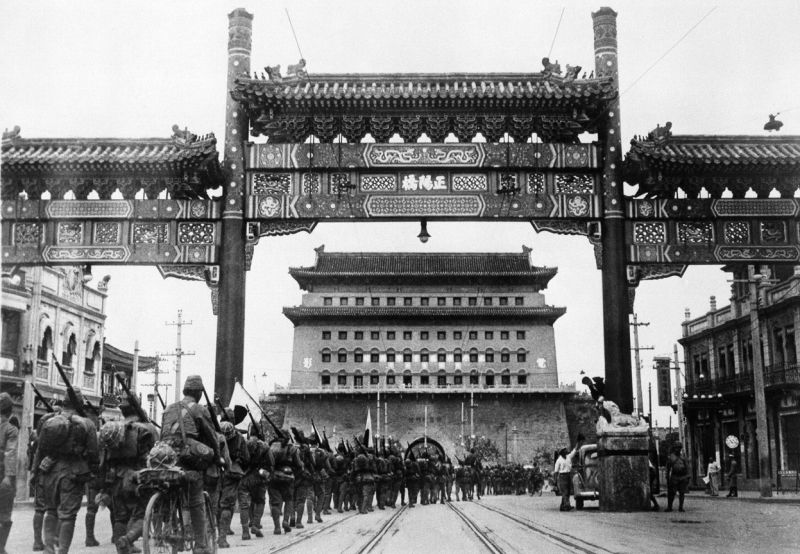 Колонна японских солдат на улице в центре Пекина. 1937 г.