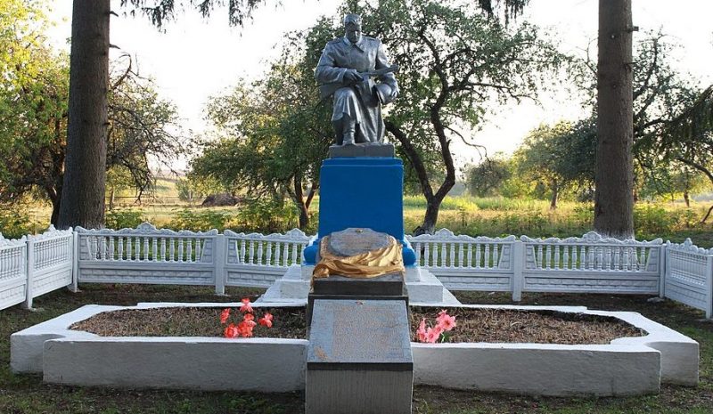 с. Клинины Волочисского р-на. Памятник, установленный на братской могиле, в которой похоронено 123 советских воина, в т.ч. 56 неизвестных.