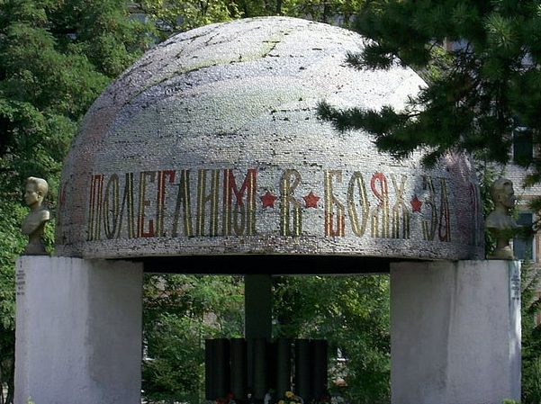 г. Славута. Братская могила советских воинов, погибших в годы войны.