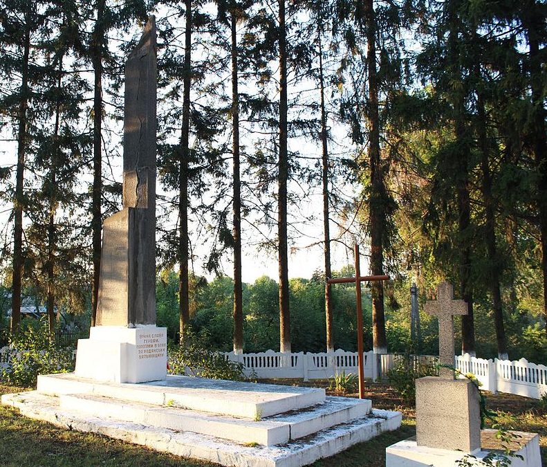 с. Клинины Волочисского р-на. Памятник, установленный на братской могиле советских воинов, погибших в годы войны.