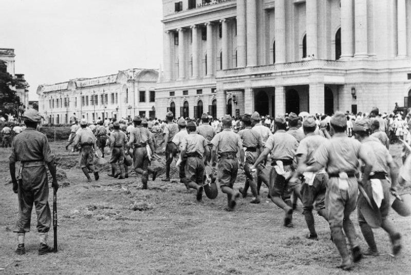 Разоруженные японские солдаты покидают город Сингапур. 1945 г. 
