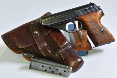 Пистолет Mauser HSc с кобурой.
