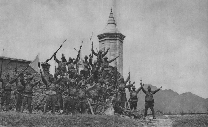 Японские солдаты и офицеры со знаменами в захваченном Пекине. 1937 г. 
