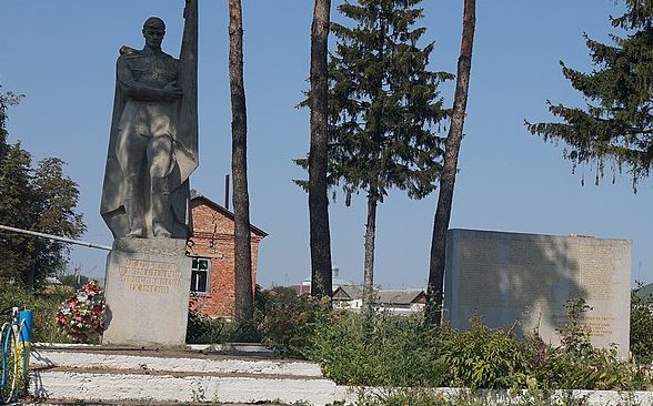 с. Копачевка Волочисского р-на. Памятник в честь воинов-односельчан, погибших в годы войны.