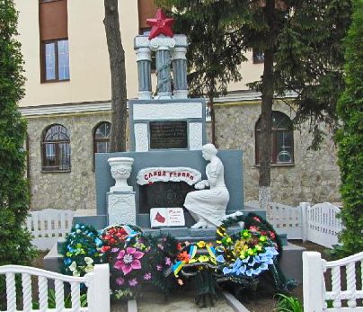 г. Каменец-Подольский. Памятник по улице Музейной, установленный на братской могиле советских воинов, погибших при освобождении города.