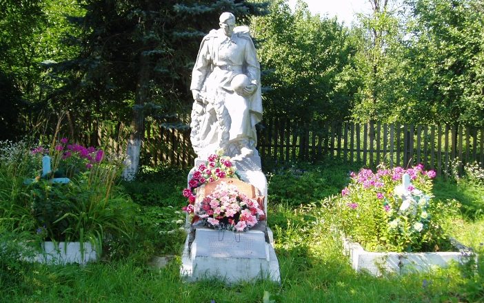 с. Пархомовцы Хмельницкого р-на. Памятник, установленный на братской могиле воинов, погибших при освобождении села. 