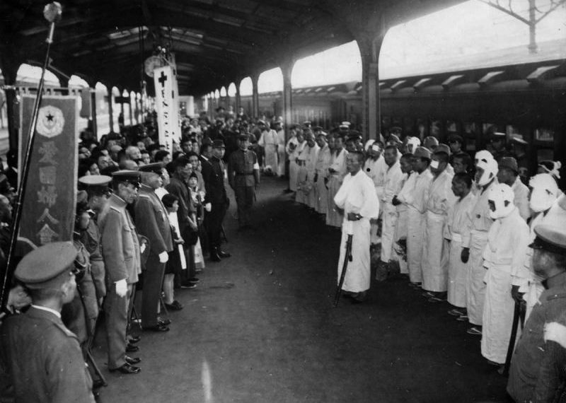 Встреча раненых японских солдат на железнодорожном вокзале в Токио. 1937 г. 