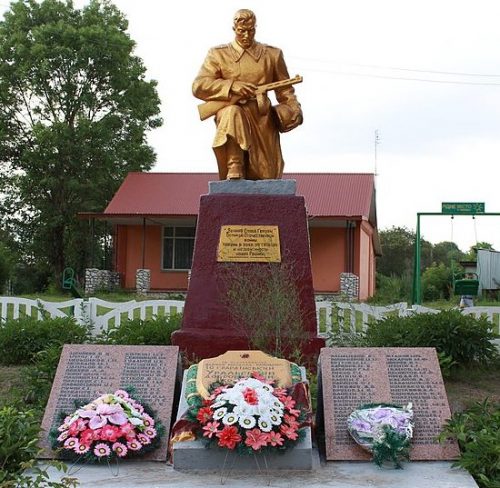 с. Корыстова Волочисского р-на. Памятник, установленный на братской могиле воинов, погибших в боях за село.
