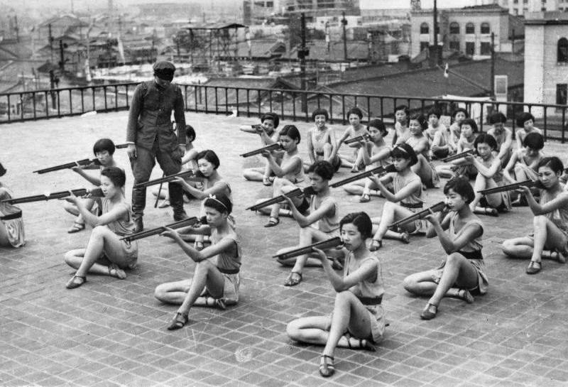 Японские девушки репетируют танцевальный номер на крыше дома в Осаке. 1937 г. 
