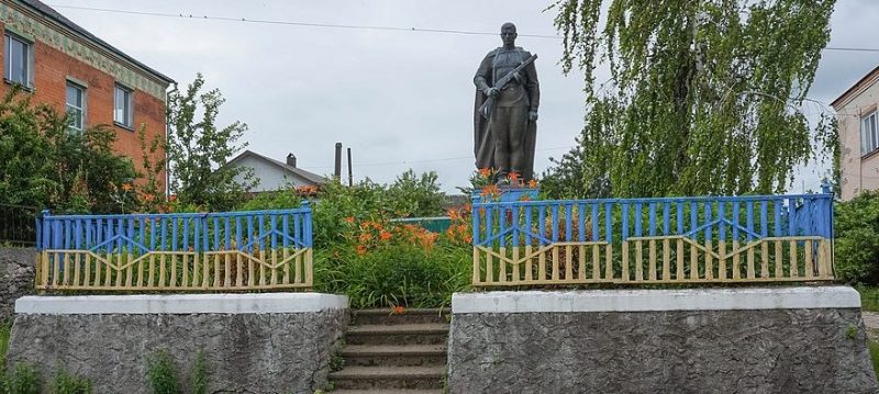 с. Кривачинцы Волочисского р-на. Памятник, установленный на братской могиле советских воинов.