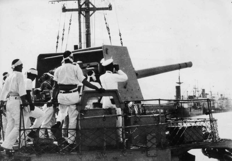 Артиллеристы японского боевого корабля во время обстрела Тяньцзина. 1937 г. 