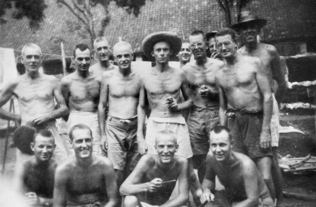 Британские военнопленные, освобожденные из тюрьмы Чанги в Сингапуре. Сентябрь 1945 г. 
