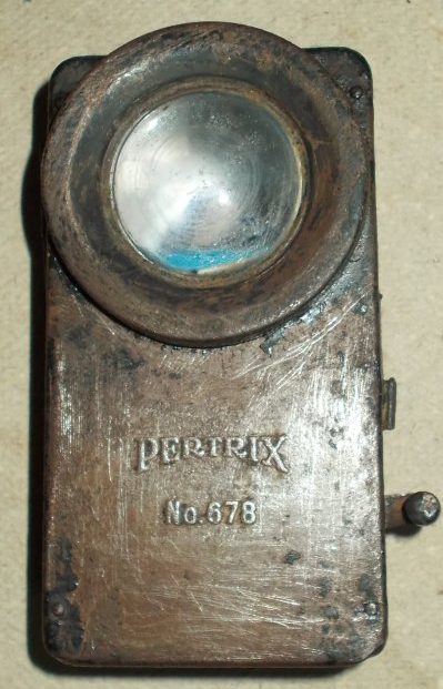 Батарейный фонарь «Pertrix №678».