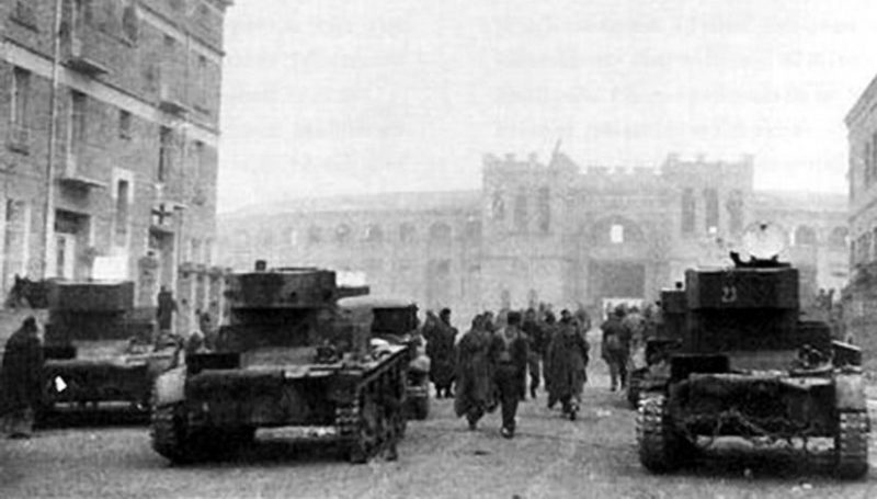 Советские танки БТ-5 на улице испанского города. 1936 г.