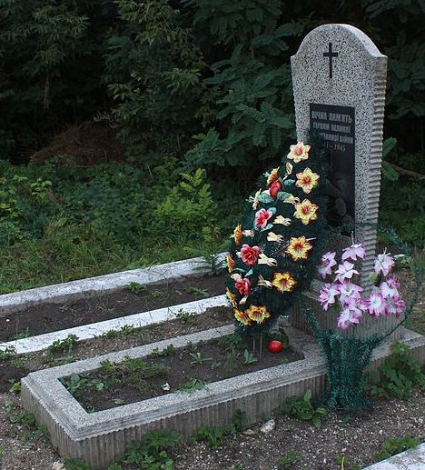 с. Купель Волочисского р-на. Братская могила жертв фашизма.