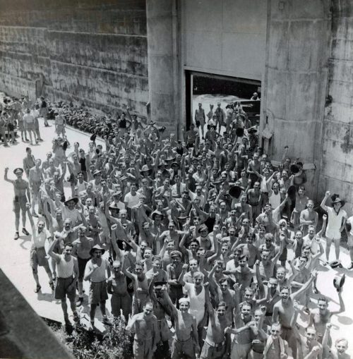 Британские военнопленные покидают тюрьму Чанги в Сингапуре. Сентябрь 1945 г.