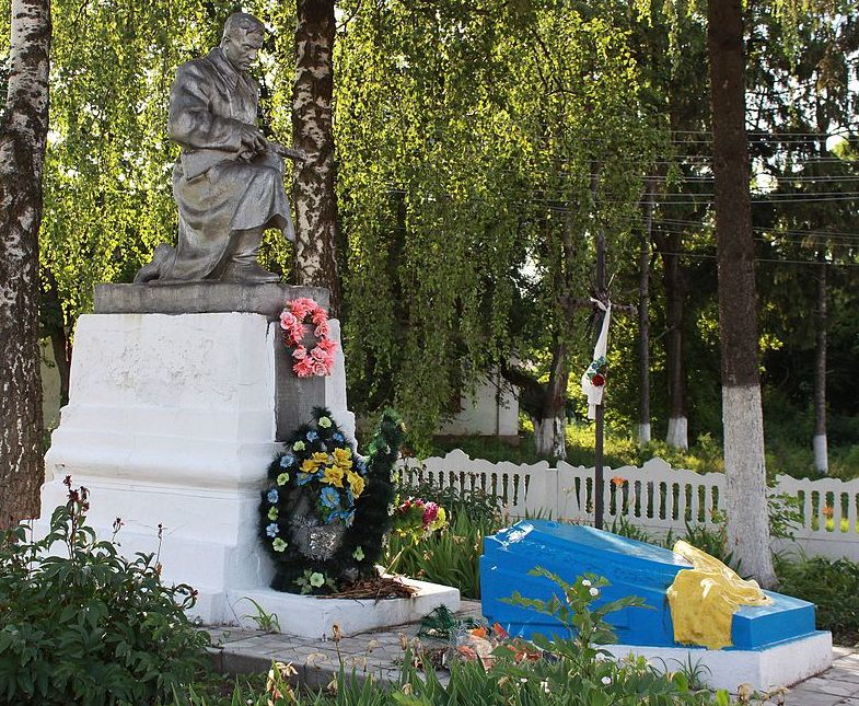 с. Куриловка Волочисского р-на. Памятник, установленный на братской могиле советских воинов, погибших в боях за село. 