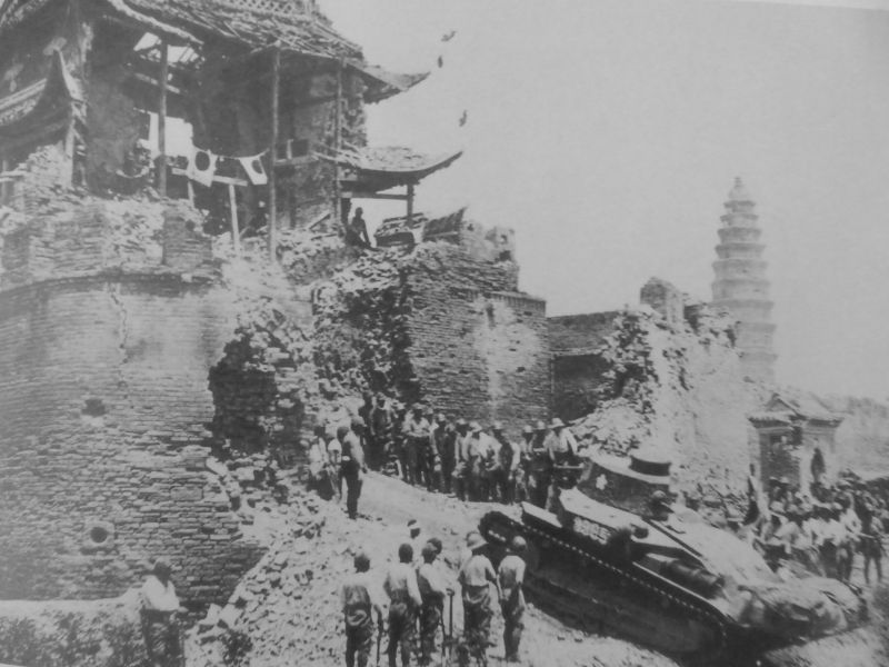 Японские солдаты перед стеной города Сюйчан. Июль 1938 г. 