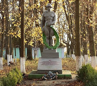 с. Подольское Каменец-Подольского р-на. Памятник, установленный в честь воинов-односельчан.