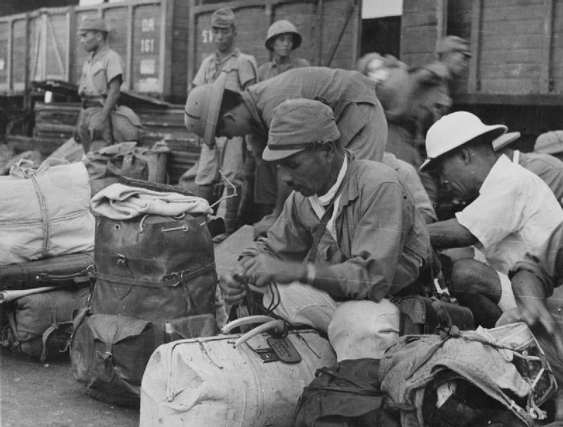 Японские войска покидают Бангкок после разоружения. 1945 г.