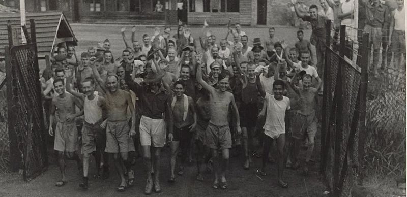 Военнопленные союзники у главных ворот тюрьмы Чанги после освобождения Сингапура британцами. Сентябрь 1945 г. 