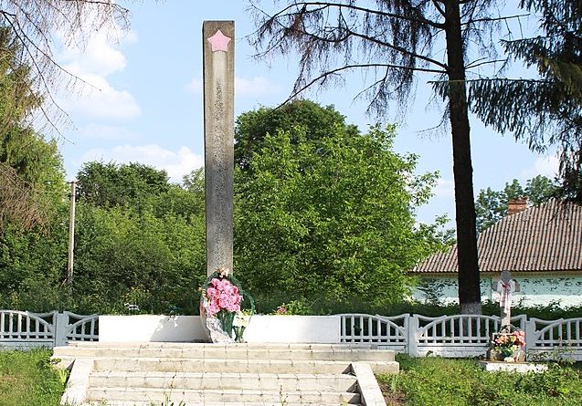 с. Куриловка Волочисского р-на. Памятник, установленный на братской могиле советских воинов, погибших в годы войны.