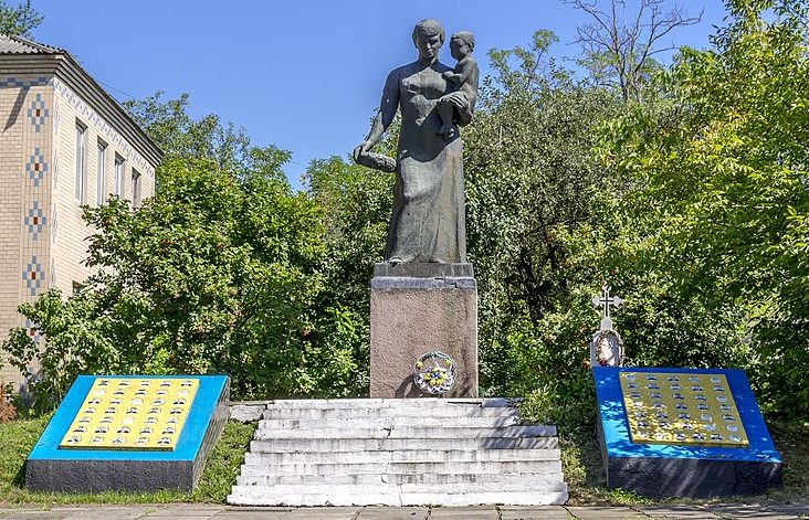 с. Слободка-Кульчиецкая Каменец-Подольского р-на. Памятник, установленный в честь воинов-односельчан, погибших в годы войны.
