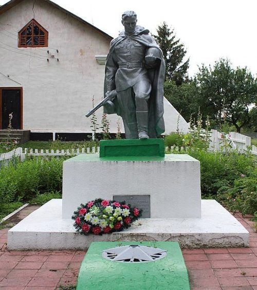 с. Верхняки Староконстантиновского р-на. Памятник, установленный на братской могиле советских воинов.