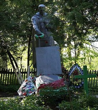 с. Редвинцы Хмельницкого р-на. Памятник, установленный в честь воинов-односельчан.