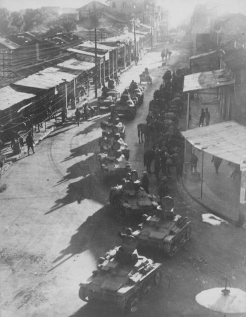 Японские танкетки на улице Гуанчжоу. Октябрь 1938 г.