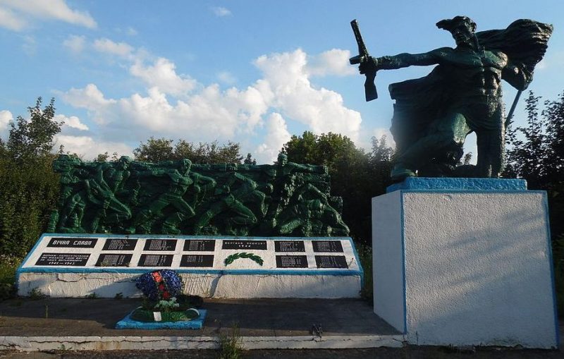 с. Тарасовка Каменец-Подольского р-на. Памятник, установленный в честь воинов-односельчан и жертв фашизма.