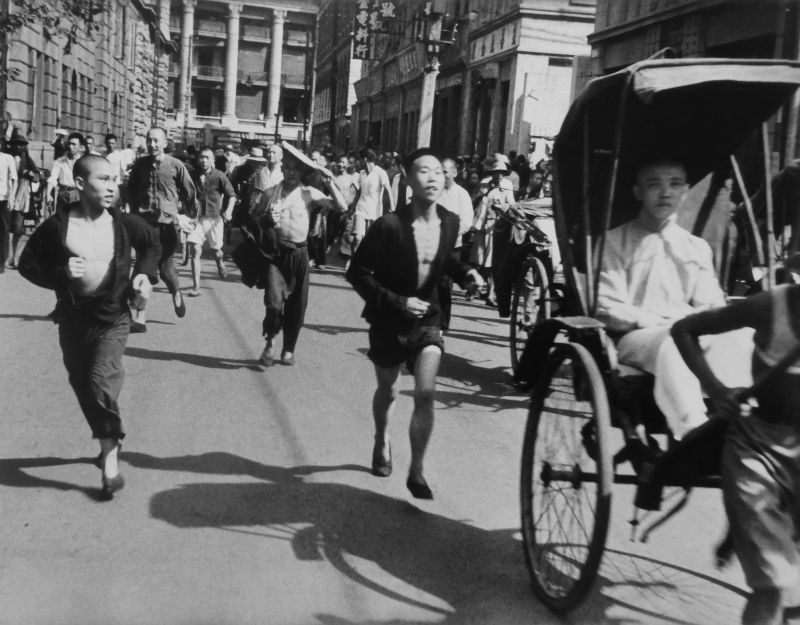 Прохожие на улице Ханькоу после объявления воздушной тревоги. 1938 г. 