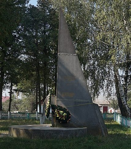 с. Лозовая Волочисского р-на. Памятник, установленный в честь воинов-односельчан.
