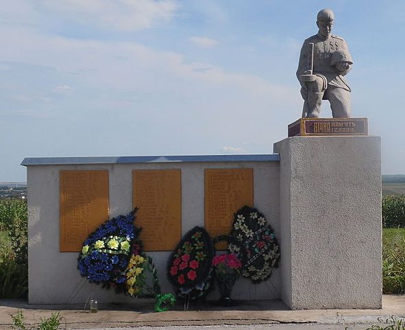 с. Устя Каменец-Подольского р-на. Памятник в честь воинов-односельчан, погибших в годы войны.