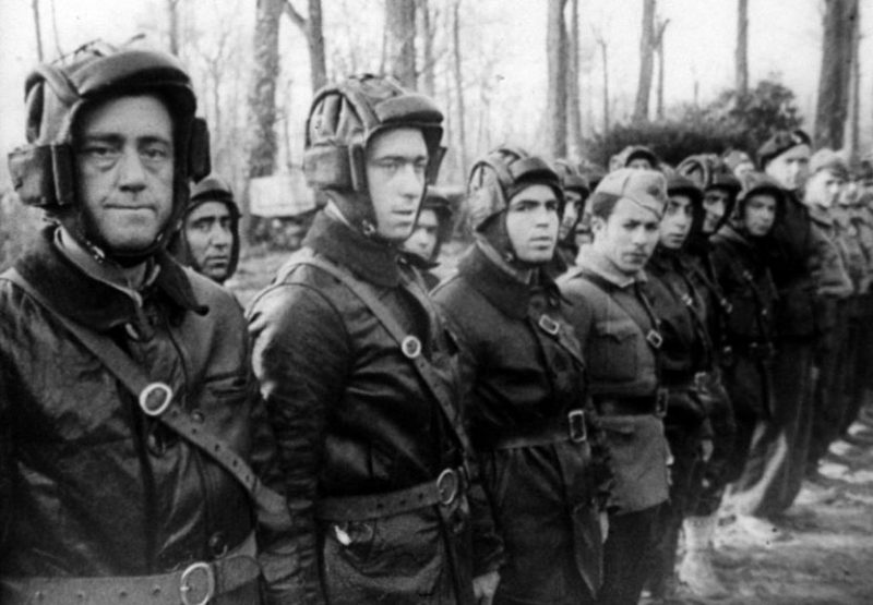 Советские танкисты-добровольцы бронетанковой бригады комбрига Д. Павлова. 1936 г.