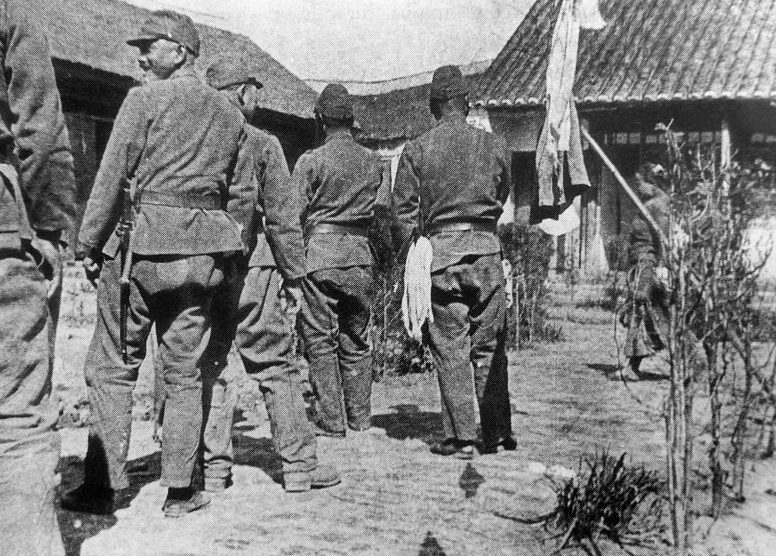 Японские солдаты в очереди перед «станцией утешения» (военным борделем) в Китае. 1938 г. 