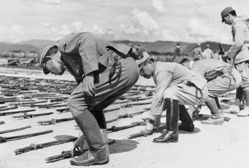 Японские офицеры сдают свои мечи в Куала-Лумпуре. 1945 г. 