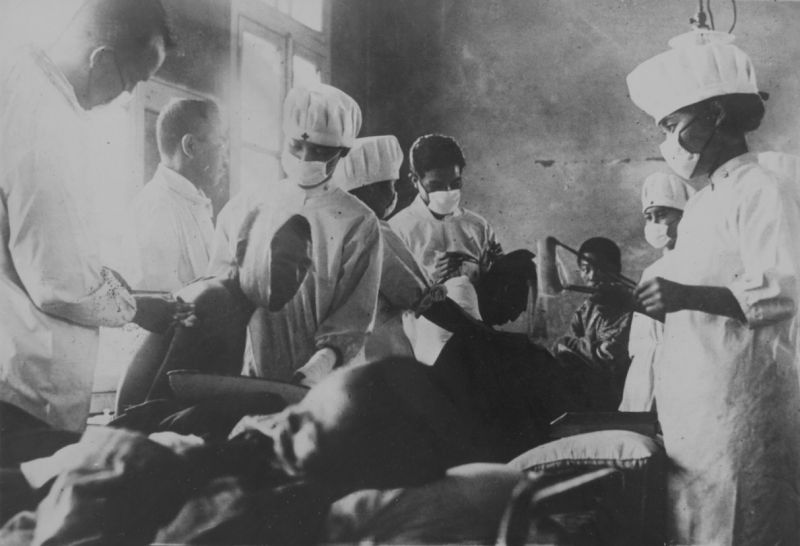 Китайские медики делают перевязки раненым солдатам в госпитале в Мукдене. 1938 г. 