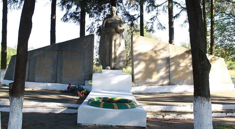 с. Маначин Волочисского р-на. Памятник, установленный на братской могиле советских воинов.