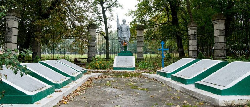 п. Антонины Красиловского р-на. Мемориал, установленный на братской могиле советских воинов и памятный знак в честь односельчан.