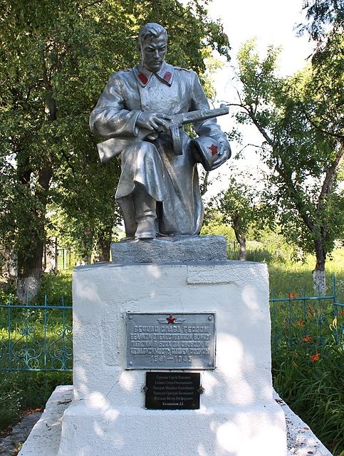 с. Григоровка Староконстантиновского р-на. Памятник, установленный на братской могиле советских воинов.