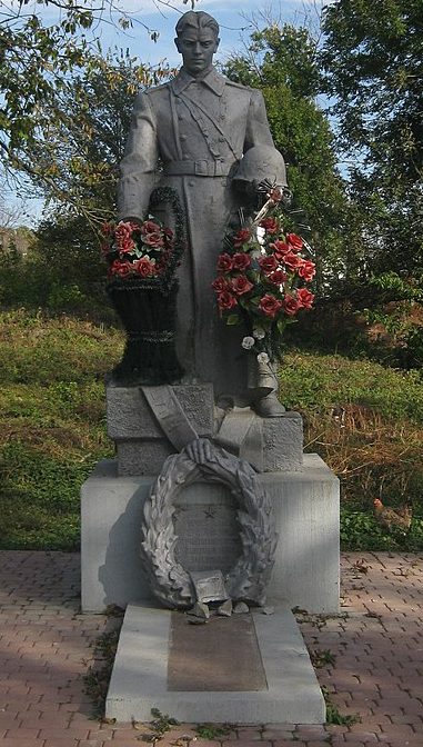 с. Ружичанка Хмельницкого р-на. Могила советского воина, погибшего в годы войны.
