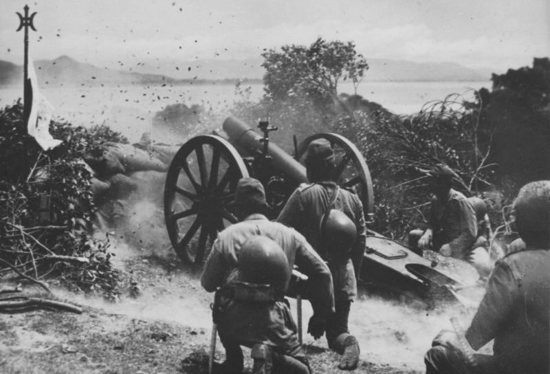 Японские артиллеристы у 150-мм гаубицы во время боев за китайский город Сямынь.1938 г. 