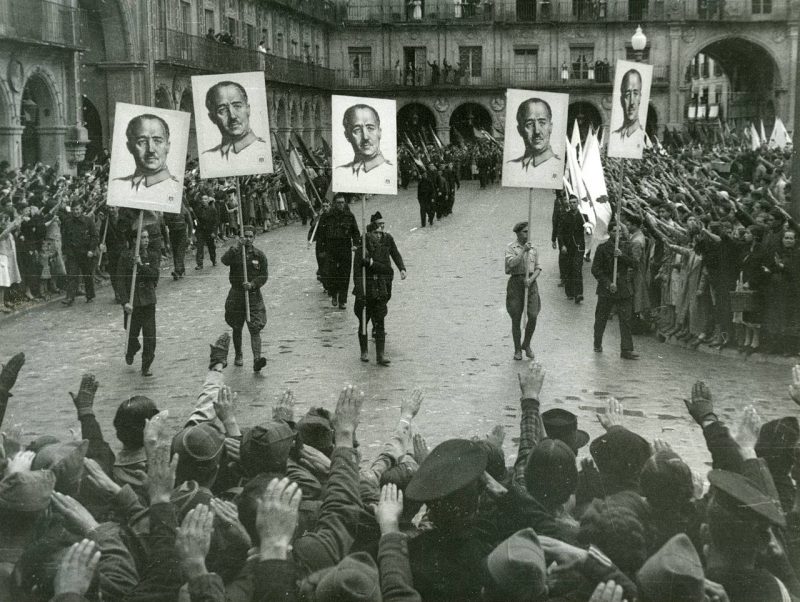 Демонстрация в Саламанке в честь оккупации Хихона франкистскими войсками. Январь 1937 г.