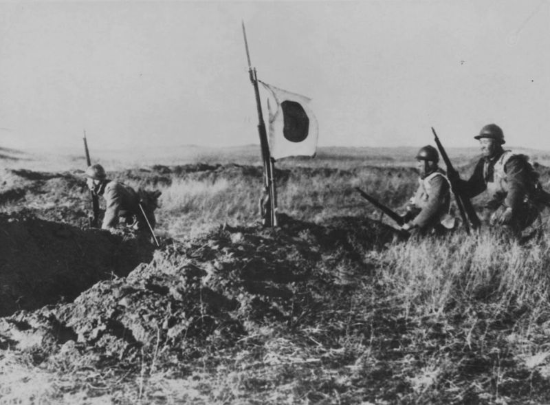 Трое японских пехотинцев на позиции в Китае. 1938 г. 