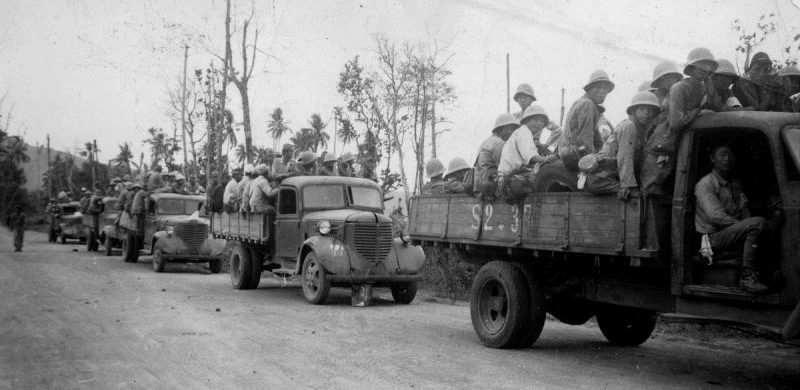 Японские пленные на дороге в Рабаул. 1945 г. 