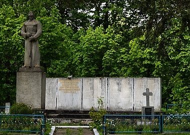 с. Ожиговцы Волочисского р-на. Памятник в честь воинов-односельчан, погибших в годы войны.