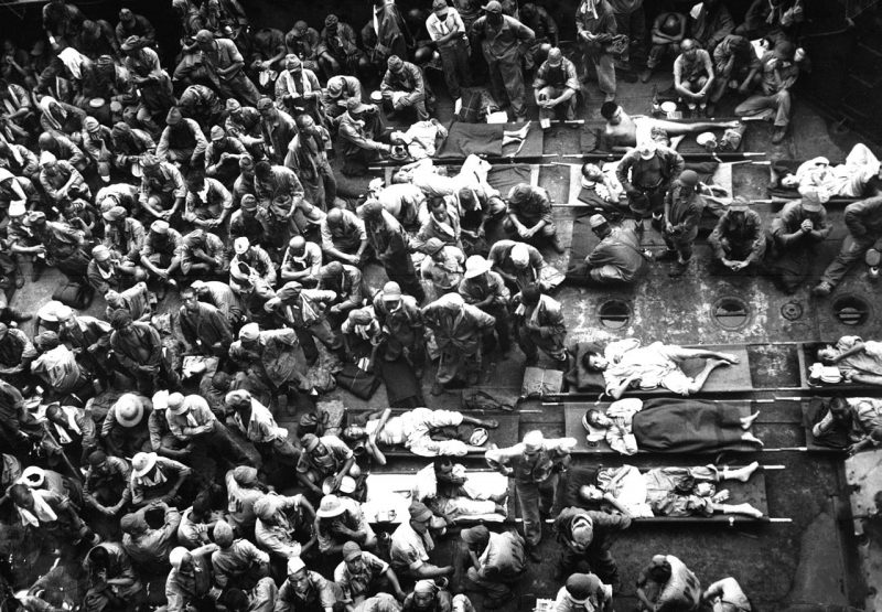 Японские военнопленные на корабле LCT доставляются с Гуама в Перл-Харбор. 1945 г.