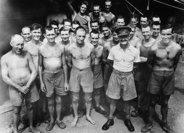 Австралийские военнопленные 8-й дивизии в лагере Майбара после освобождения. Сентябрь 1945 г.