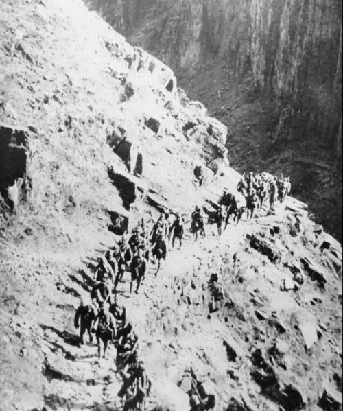 Японские солдаты на марше по горному хребту Тайханшань в Китае. 1938 г.